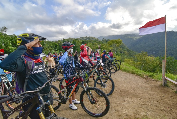 UPACARA BENDERA KOMUNITAS MTB LOMBOK Sejumlah pehobi sepeda gunung atau