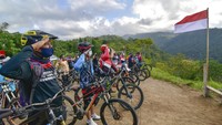 Seperti yang dilakukan oleh sejumlah pehobi sepeda gunung atau Mountain Biker (MTB) di NTB mengikuti upacara bendera memperingati Hari Kemerdekaan ke-75 RI di Bukit Cacing, Dusun Medas Bentaur, Desa Tamansari, Kecamatan Gunungsari, Lombok Barat, NTB, Senin (17/8/2020). ANTARA FOTO/Ahmad Subaidi