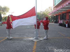 Nakes RS di Sidoarjo Ini Gelar Upacara HUT RI dengan Baju Hazmat