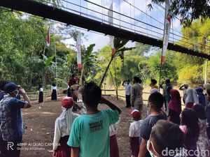Puluhan Warga Jember Upacara di Bawah Jembatan Gantung 100 Meter