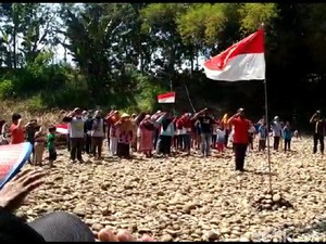 Seru, Upacara HUT ke-75 RI di Sungai Ponorogo Sekaligus Tebar Ikan