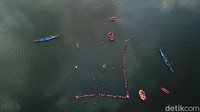 Upacara berlangsung di danau.