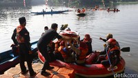 Proses menyerahan bendera merah putih yang akan dikibarkan dilakukan dengan perahu karet.