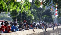 Upacara ini juga disaksikan oleh ratusan orang.