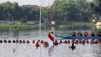 Mereka menggelar upacara mengapung di situ 7 muara sebagai bentuk rasa cinta terhadap tanah air. Pelaksanaan pengibaran bendera merah putih itu juga tetap dengan menerapkan protokol kesehatan guna mencegah penyebaran COVID-19.  Grandyos Zafna/detikcom