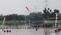 Sejumlah orang juga ikut melakukan upacara 17 Agustus di Situ 7 Muara, Pamulang, Tangerang Selatan, Senin (17/8/2020). Grandyos Zafna/detikcom