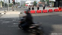 Jalan tersebut ditutup dengan barrier.