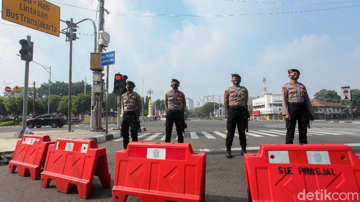 Upacara HUT RI, Jalan Menuju Istana Merdeka Ditutup Jelang upacara peringatan HUT ke-75 RI sejumlah titik menuju Istana Merdeka ditutup. Salah satunya adalah jalan Gajah Mada, Jakarta, Senin (17/8/2020).