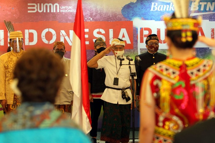 Beragam cara dilakukan untuk memperingati HUT RI ke-75 di tengah pandemi. Mulai dari pengibaran bendera di dalam ruangan hingga berbusana daerah pun dilakukan.