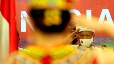 Upacara Pengibaran Bendera Berbusana Daerah