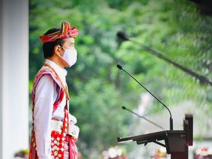 Tentang Kebiasaan Jokowi Kenakan Baju Adat di Sederet Momen Penting