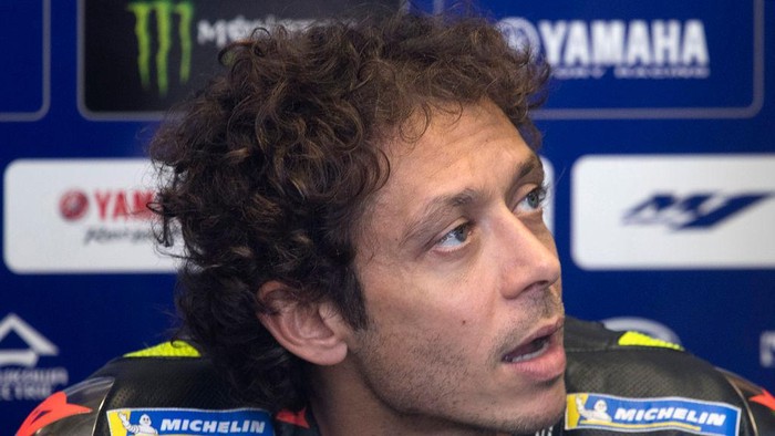 SPIELBERG, AUSTRIA - AUGUST 14:  Valentino Rossi of Italy and Monster Energy Yamaha MotoGP Team speaks  in box during the MotoGP Of Austria - Free Practice at Red Bull Ring on August 14, 2020 in Spielberg, Austria. (Photo by Mirco Lazzari gp/Getty Images)