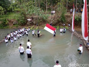 Unik! Warga Gelar Upacara Kemerdekaan di Sungai Cileueur Ciamis