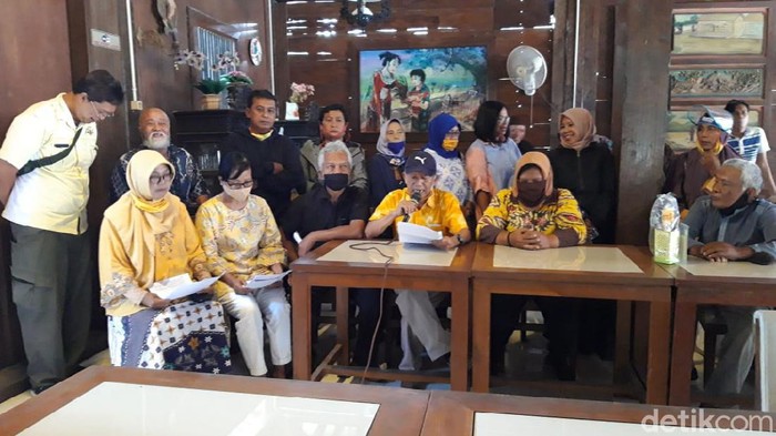 12 PK Golkar Kota Yogyakarta memberikan keterangan soal pencopotan jelang musda, Selasa (18/8/2020).