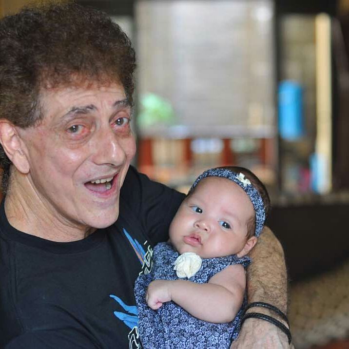 Meski demikian, Ahmad Albar tetap berusaha menjadi ayah terbaik untuk sang putri bungsu. (Foto: Instagram @dewiye04)
