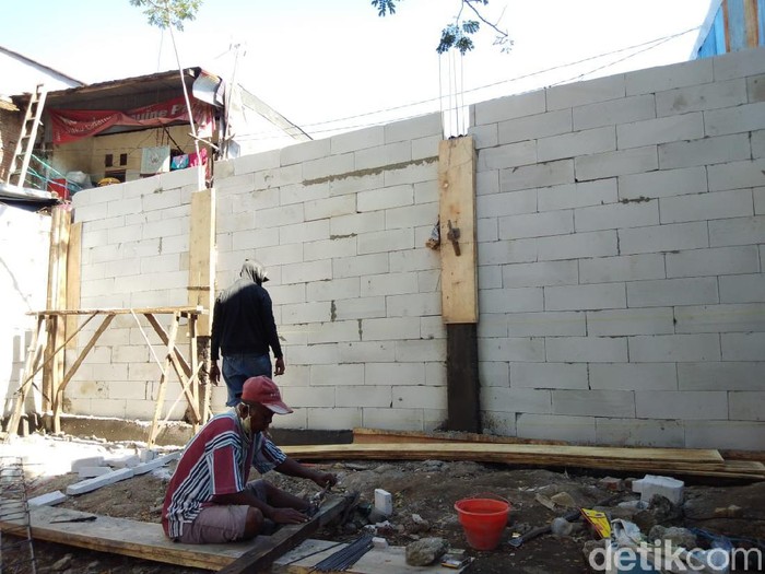 Akses rumah lansia di Makassar dipagari tembok (Hermawan-detikcom). Akses rumah lansia di Makassar dipagari tembok (Hermawan-detikcom).