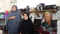 Namun Usai Hamzah dan Halimah keluar, para pekerja kembali menembok akses menuju rumah Hamzah dan Halimah sehingga keduanya kini mengungsi.