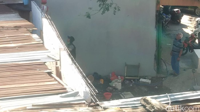Akses rumah lansia di Makassar dipagari tembok (Hermawan-detikcom).