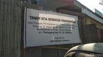 Penampakan Tembok Setinggi Atap yang Tutup Akses Rumah Lansia di Makassar