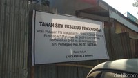 Selama 24 jam lamanya Hamzah dan Halimah terjebak di dalam rumah hingga akhirnya dapat keluar pada Minggu (16/8) setelah anak-anaknya melapor polisi.
