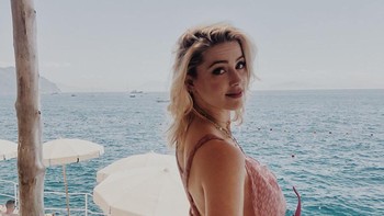 Amber baru saja cerai dari aktor Johnny Depp ketika jatuh ke pelukan Elon walau ada juga laporan Elon sudah berhubungan dengan Amber kala masih menikah dengan sang aktor. Foto: Instagram Amber Heard