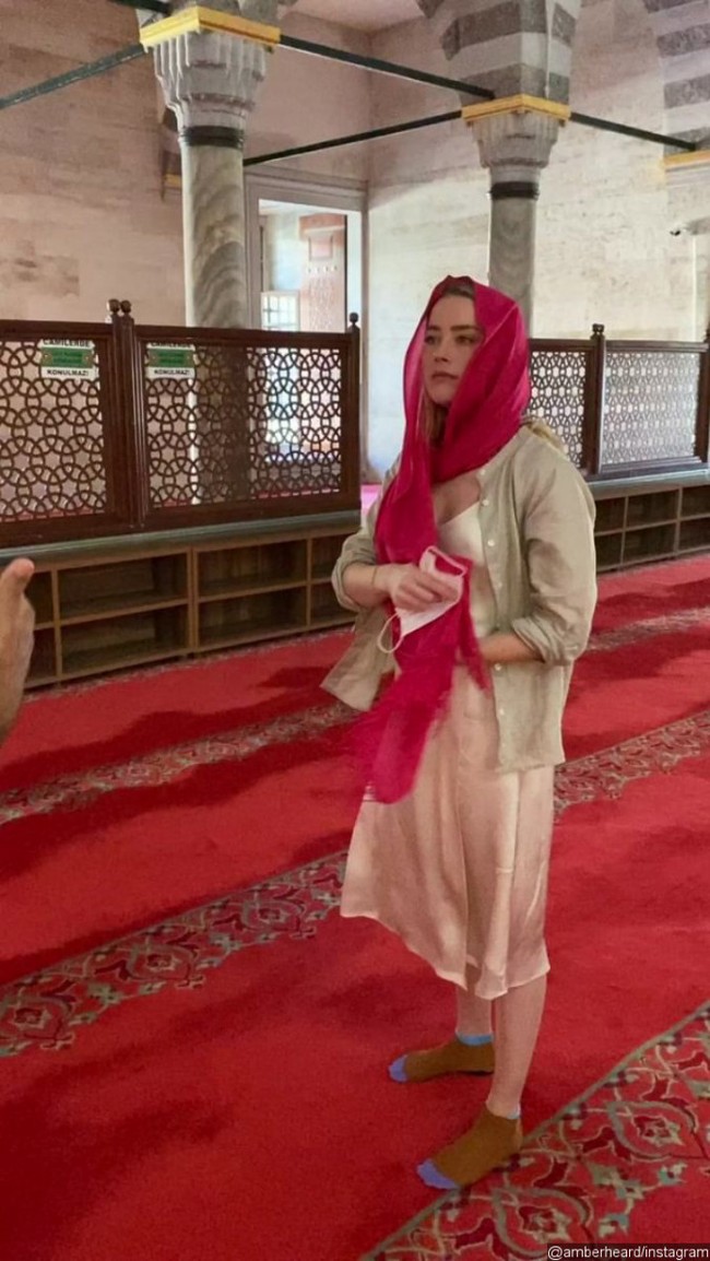 Pada foto yang diunggah ke Instagramnya @amberheard, mantan istri Johnny Depp itu memperlihatkan penampilannya memakai kerudung berwarna merah saat datang ke masjid di Turki. Dia memadukannya dengan dress berwarna beige yang memiliki belahan dada rendah dan kemeja berwarna serupa. (Foto: Dok. Instagram @amberheard)