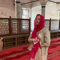 Pada foto yang diunggah ke Instagramnya @amberheard, mantan istri Johnny Depp itu memperlihatkan penampilannya memakai kerudung berwarna merah saat datang ke masjid di Turki. Dia memadukannya dengan dress berwarna beige yang memiliki belahan dada rendah dan kemeja berwarna serupa. (Foto: Dok. Instagram @amberheard)