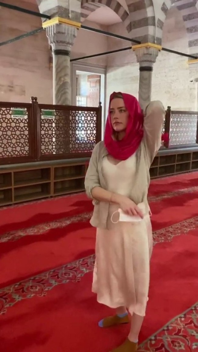 Penampilan Amber Heard memakai blouse berbelahan dada rendah ini yang mendatangkan reaksi netizen di Twitter. Amber Heard masuk ke dalam masjid di Istanbul dengan mengekspos putingnya? Ini sangat tidak sopan! tulis seorang netizen. (Foto: Dok. Instagram @amberheard)