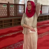 Penampilan Amber Heard memakai blouse berbelahan dada rendah ini yang mendatangkan reaksi netizen di Twitter. Amber Heard masuk ke dalam masjid di Istanbul dengan mengekspos putingnya? Ini sangat tidak sopan! tulis seorang netizen. (Foto: Dok. Instagram @amberheard)
