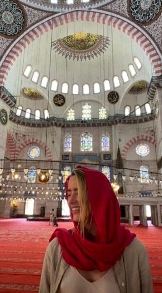 Geram dengan berbagai tudingan tersebut, bintang film Rum Diary itu pun angkat bicara dengan emosi di Twitter. Dia menegaskan sudah berpakaian selayaknya aturan berkunjung ke tempat ibadah. Nope. Apparently whoever paid 4 this to b “written” wasnt paid enough. Ill make it easy(ier): Mosques are real places. So are museums & churches. So are head scarfs (where they are sometimes required n order 2 visit). Mystery solved, demikian aktris 34 tahun itu menulis di Twitter @realamberheard pada Senin (17/8/2020). (Foto: Dok. Instagram @amberheard)