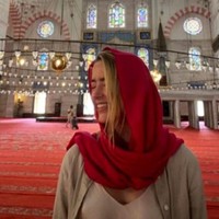 Geram dengan berbagai tudingan tersebut, bintang film Rum Diary itu pun angkat bicara dengan emosi di Twitter. Dia menegaskan sudah berpakaian selayaknya aturan berkunjung ke tempat ibadah. Nope. Apparently whoever paid 4 this to b “written” wasnt paid enough. Ill make it easy(ier): Mosques are real places. So are museums & churches. So are head scarfs (where they are sometimes required n order 2 visit). Mystery solved, demikian aktris 34 tahun itu menulis di Twitter @realamberheard pada Senin (17/8/2020). (Foto: Dok. Instagram @amberheard)