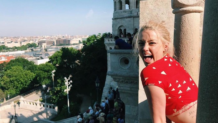 Amber Heard saat plesiran di kastil di Budapest