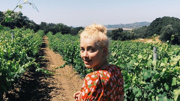 Mantan istri Johnny Depp itu sedang plesiran di Korsika dalam foto itu. (Instagram Amber Heard)