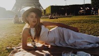 Amber Heard melancong di Paris dan berfoto dengan latar Menara Eiffel.  (Instagram Amber Heard)