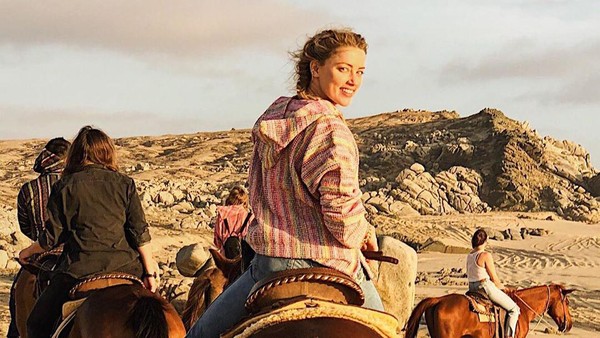 Amber Heard berkuda di Texas bersama teman-temannya. (Instagram Amber Heard)