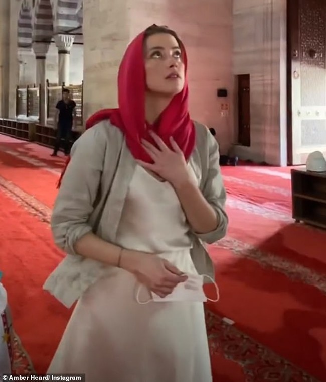 Dalam Instagram Story, Amber Heard juga memperlihatkan momen-momen dirinya menikmati keindahan masjid di Istanbul, Turki. (Foto: Dok. Instagram @amberheard)