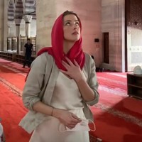 Dalam Instagram Story, Amber Heard juga memperlihatkan momen-momen dirinya menikmati keindahan masjid di Istanbul, Turki. (Foto: Dok. Instagram @amberheard)