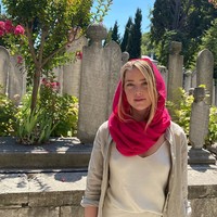 Inilah penampilan Amber Heard saat mengunjungi masjid di Istanbul, Turki, yang diunggahnya ke Instagram @amberheard pada Senin (17/8/2020). (Foto: Dok. Instagram @amberheard)