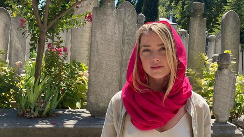 Amber Heard ke Masjid di Istanbul, Pakaiannya Jadi Sorotan