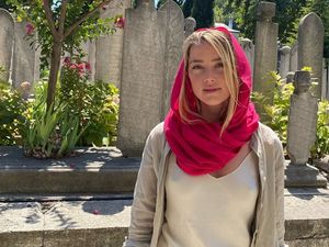 Liburannya Amber Heard yang Bikin Heboh Masjid di Istanbul