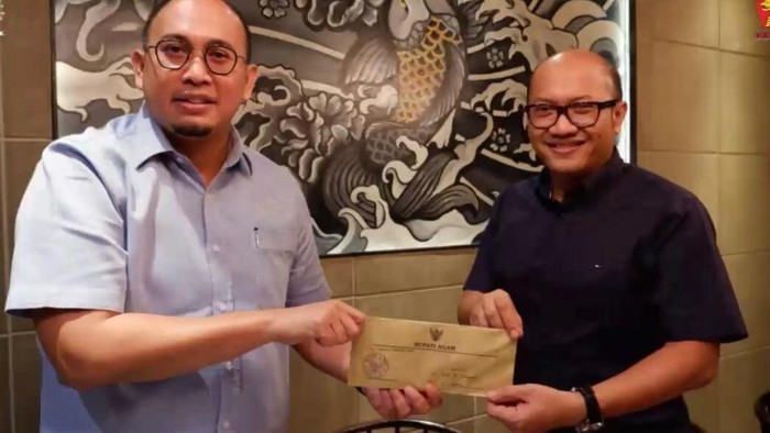 Andre Rosiade (kiri) dan Dirut Telkomsel Setyanto Hantoro (kanan)
