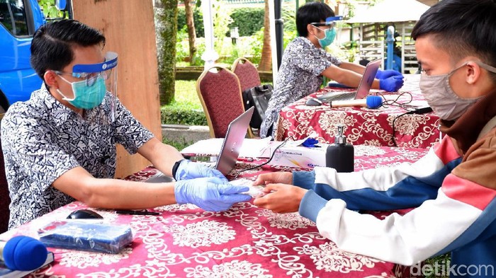 Warga di Kota Bandung mulai melakukan penukaran uang untuk mendapatkan uang Rp 75.000 Khusus HUT RI. Antrean penukaran uang itu sudah terlihat sejak pagi hari.