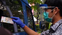 Seperti diketahui, Bank Indonesia (BI) menerbitkan uang peringatan kemerdekaan 75 tahun dengan nominal Rp 75 ribu. Uang ini bisa dimiliki bisa oleh masyarakat, tapi untuk mendapatkannya mesti melakukan pemesanan penukaran terlebih dahulu. Dalam keterangan BI, masyarakat yang ingin melakukan pemesan penukaran bisa mengakses secara online dengan mengisi formulir pada aplikasi PINTAR di website Bank Indonesia melalui tautan https://pintar.bi.go.id.