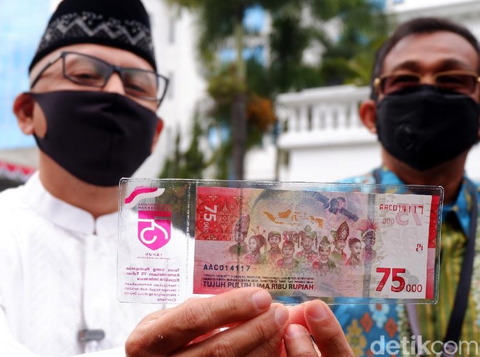 Warga di Kota Bandung mulai melakukan penukaran uang untuk mendapatkan uang Rp 75.000 Khusus HUT RI. Antrean penukaran uang itu sudah terlihat sejak pagi hari.