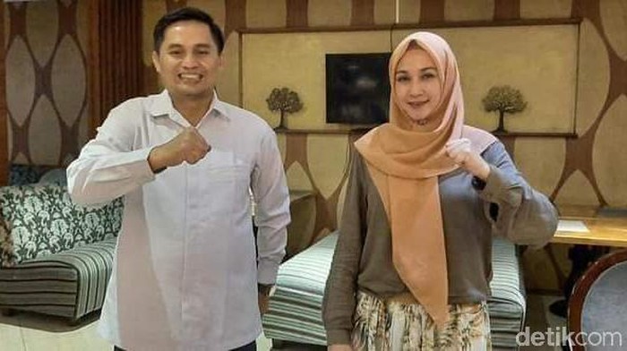 Artis Dina Lorenza dampingi Gun Gun Gunawan di Pilbup Bandung