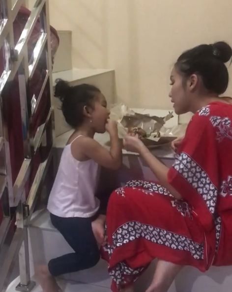 Artis tanah air yang doyan makan nasi bungkus