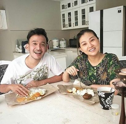 Artis tanah air yang doyan makan nasi bungkus