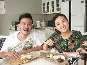 Tak Gengsi, 5 Artis Tanah Air Ini Doyan Banget Makan Nasi Bungkus