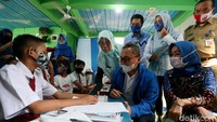 Ketua Umum DPP Partai PAN, Zulkifli Hasan di dampingi Wakil Ketua DPRD DKI Jakarta, Zita Anjani serta Anggota Komisi B DPRD DKI, Farazandi Fidinansyah, meninjau langsung proses belajar daring yang menggunakan wi-fi gratis, di wilayah Cipete Utara, Kebayoran Baru, Jakarta, Selasa (18/08/2020).