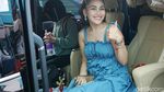 Ayu Ting Ting Pamer Bahu dengan Dress Biru